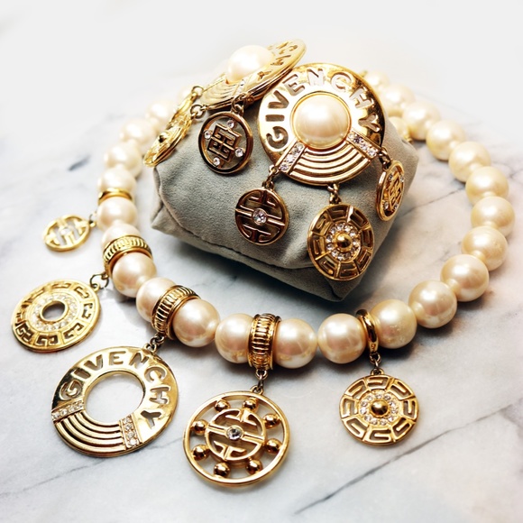 🎉 Host Pick ✨Vintage GIVENCHY LOGO Pearl Necklace - Picture 2 of 14